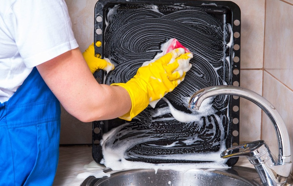 How to clean baking trays.jpg